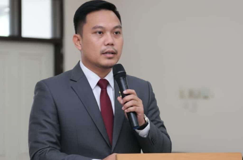 Pria berbicara di depan umum.