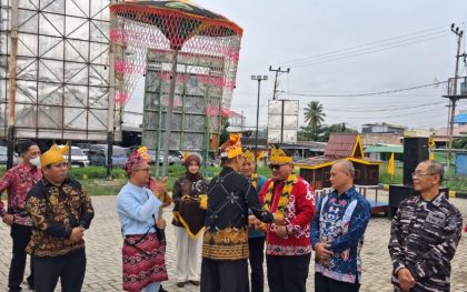 Acara tradisional dengan pakaian adat
